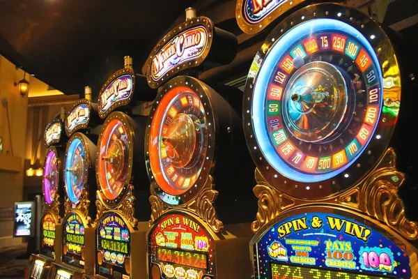 Super Sic Bo betting interface showing dice outcomes and payout table